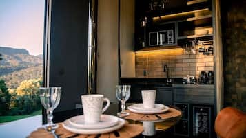 Deluxe-hytte - 1 queensize-seng - boblebad - bjergudsigt | Privat køkken | Espressomaskine, spisebord
