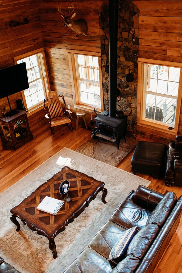 Téléviseur, foyer, lecteur de DVD, table de ping-pong