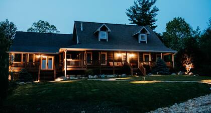 Unwind in Nature's Solitude: Discover our mountain farmhouse getaway