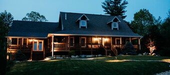 Unwind in Nature's Solitude: Discover our mountain farmhouse getaway