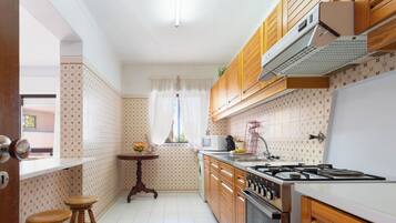 Frigorifero, microonde, forno, piano cottura