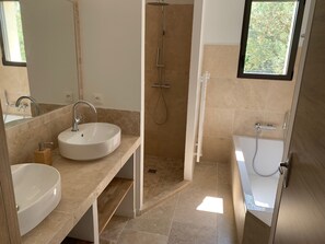 Haartrockner, Handtücher, Toilettenpapier