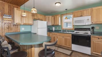 Microondas, horno y placa de cocina