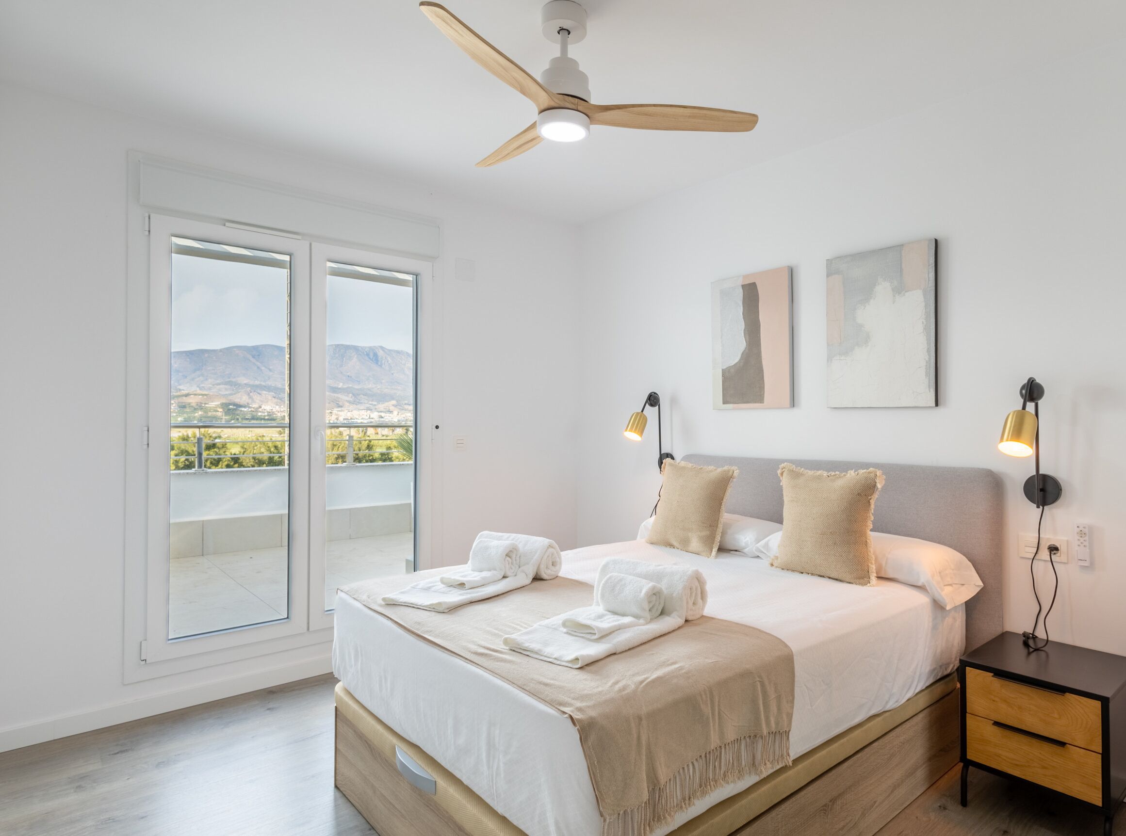 3 slaapkamers, een strijkplank/strijkijzer, reisbedje, gratis wifi