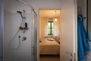 Dusche, Haartrockner, Bidet, Handtücher