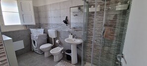 Dusche, Haartrockner, Bidet, Handtücher