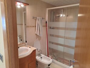 Whirlpool, Bidet, Handtücher, Seife