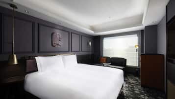 Hypo-allergenic bedding, in-room safe, desk, blackout drapes