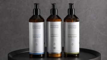 Tres botellas de productos Elemental Herbology sobre una bandeja negra.