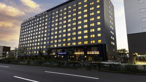 A modern hotel with a grid of windows, a prominent entrance, and a well-lit facade. - Mercure Tokyo Haneda Airport (Tokyo)