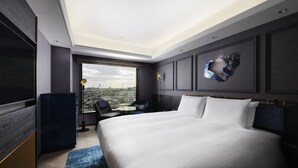 A modern hotel room with a large bed, a desk, and a view of the city. - Mercure Tokyo Haneda Airport (Tokyo)