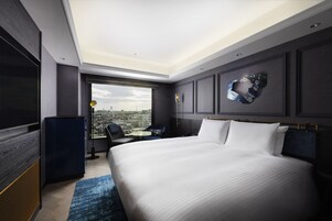 Hypo-allergenic bedding, in-room safe, desk, blackout curtains