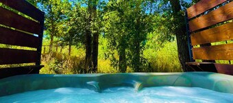 Modern Luxury on the River w/Hot Tub