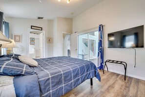 4 bedrooms, desk, iron/ironing board, travel cot - 4 Mi to Disney: Family Getaway w/ Game Room! (Kissimmee)