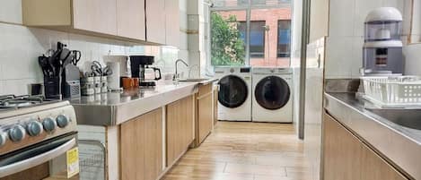 Réfrigérateur, four à micro-ondes, un four, surface de cuisson