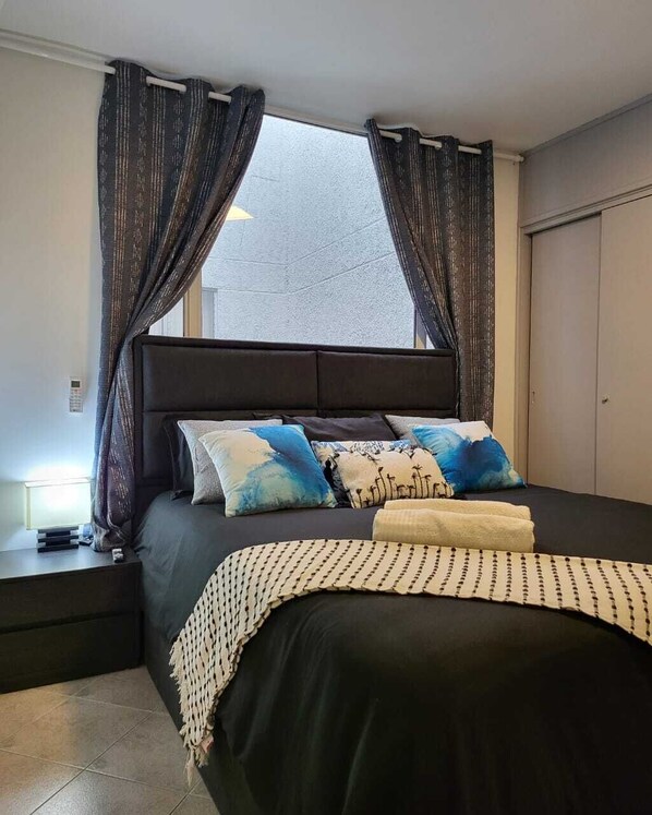 3 chambres, coffres-forts dans les chambres, bureau