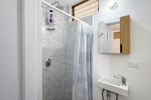 Shower, hair dryer, towels, soap - Modern and huge soundproof apt w/AC. Steps to Lleras/Provenza in el Poblado. (Medellín)