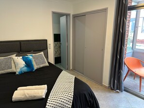 3 chambres, coffres-forts dans les chambres, bureau