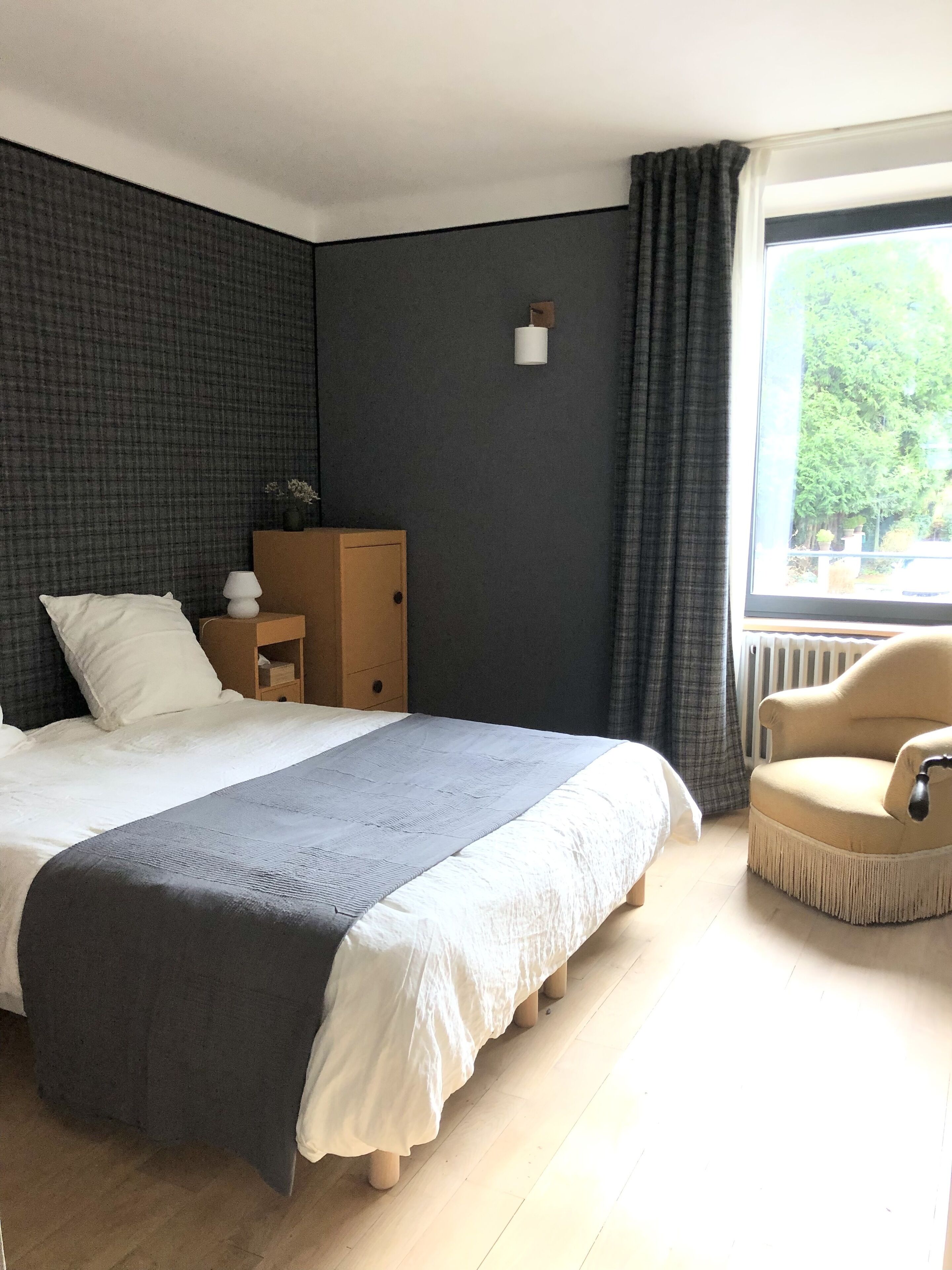 Individuell inredning, unika möbler och arbetsyta för laptop