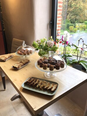 每日供应即点即煮早餐（每人 EUR 12）