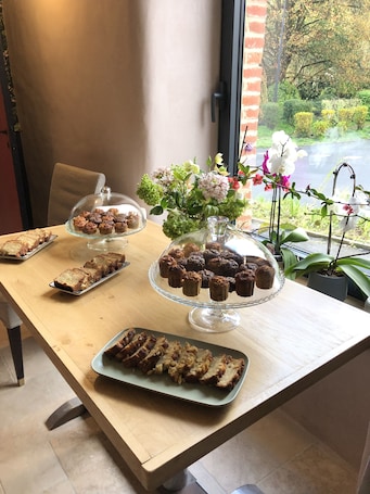 Daily cooked-to-order breakfast (EUR 12 per person)