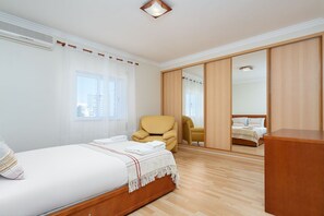 5 bedrooms, iron/ironing board, free WiFi, bed sheets
