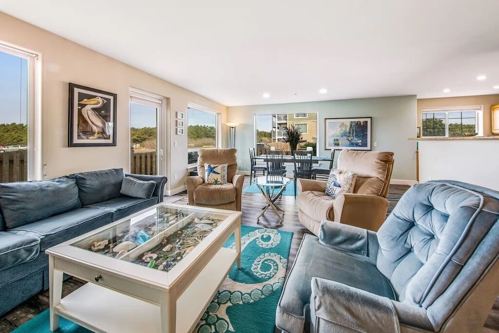 Stylish 2 Bed & 2 Bath Beach Condo ~ Seasonal Pool, Hot Tub, 24-7 Gym, Dog-OK
