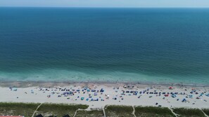 Nära stranden och solstolar