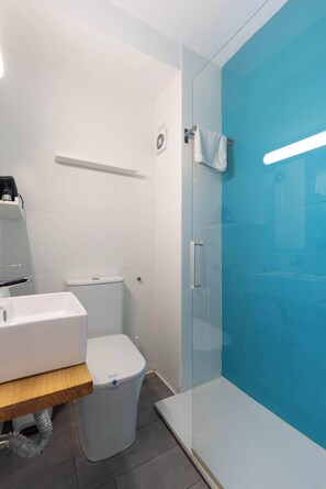 Shower, free toiletries, hair dryer, shampoo
