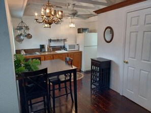 Dining - Lofty open space near hospitals (Clearwater)