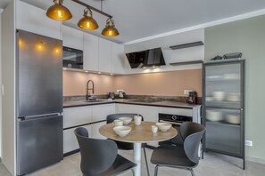 Kühlschrank, Mikrowelle, Ofen, Geschirrspüler