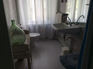 تجهيزات دش، مجففات شعر، مراحيض شطف، ورق حمّام