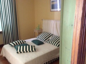3 habitaciones, tabla de planchar con plancha y ropa de cama 
