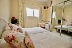 1 habitación, escritorio, tabla de planchar con plancha y cuna de viaje 