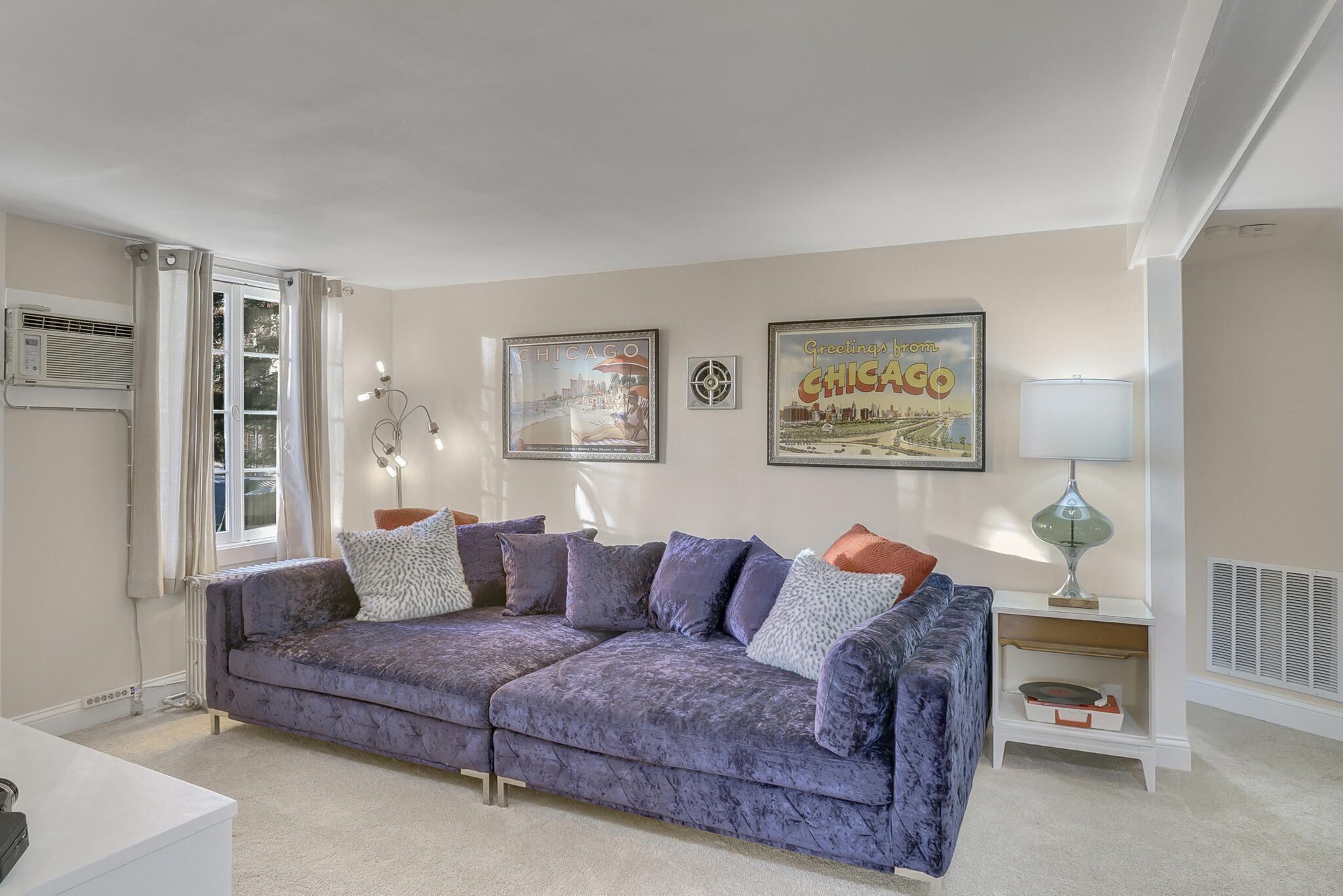 Retro Apt-Private Deck-King Bed-Downtown-Huge Sofa-Free Parking-Walk to Train