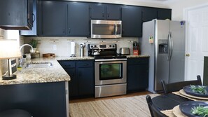 Private kitchen - Condo @ Riverbend - Monthly Rental- 5 min to UA! (Tuscaloosa)