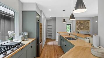 Køleskab, mikrobølgeovn, ovn, kogeplade