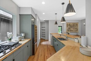 Køleskab, mikrobølgeovn, ovn, kogeplade