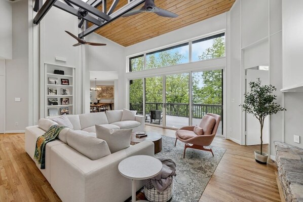 Smart-tv, pejs, bordtennisbord, bøger