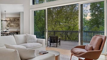 Smart TV, fireplace, table tennis, books