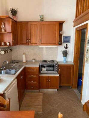 Fridge, oven, stovetop