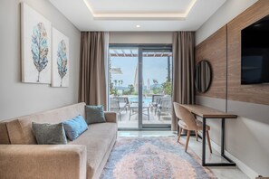 Double Room with Seaview, direct access to pool | 起居區 | 智慧型電視