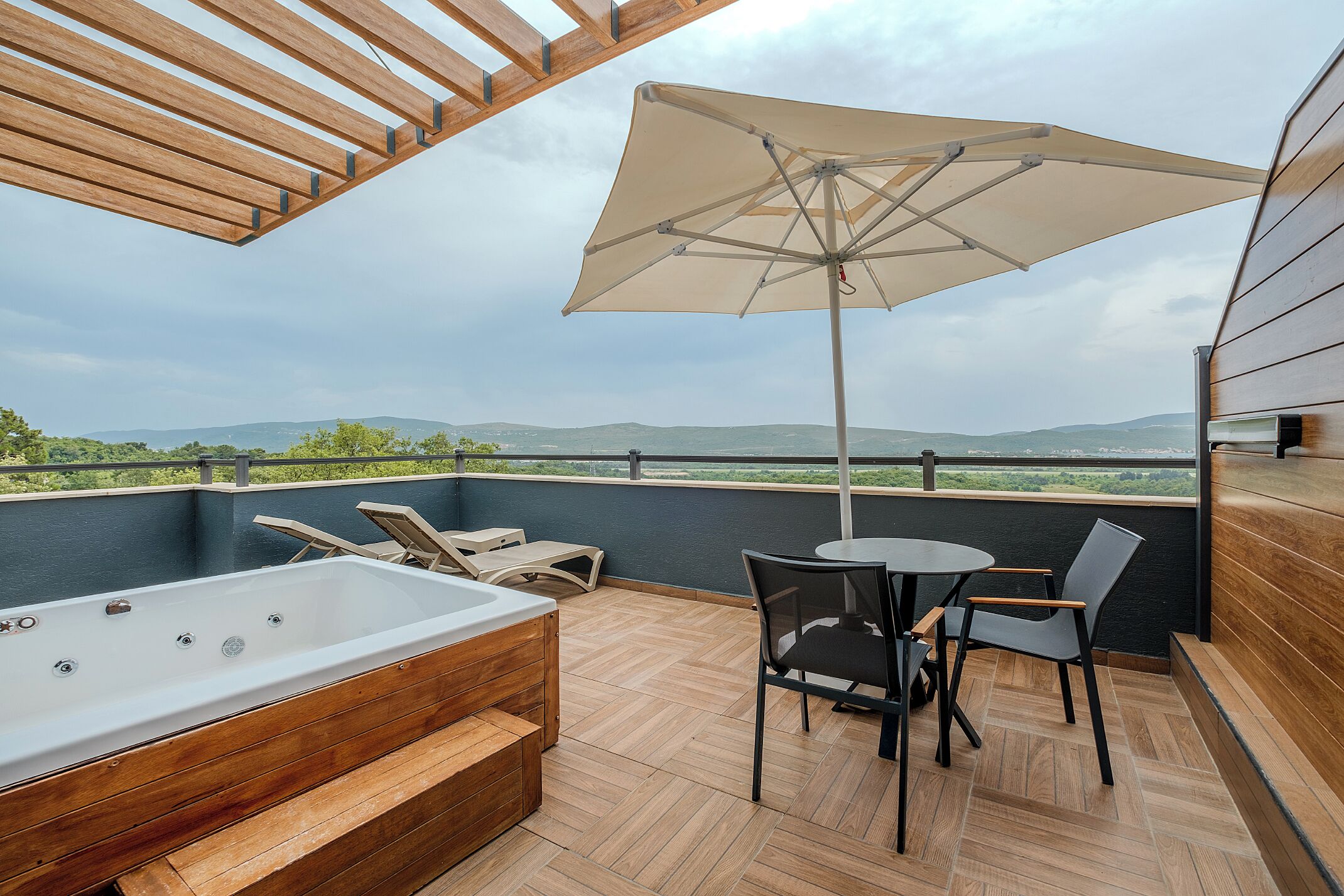penthouse with jacuzzi | terrace/patio