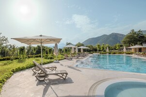 Una piscina al aire libre de temporada, camas de piscina gratis
