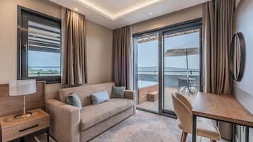 Penthouse with Jacuzzi | Minibar, in-room safe, individually decorated, individually furnished