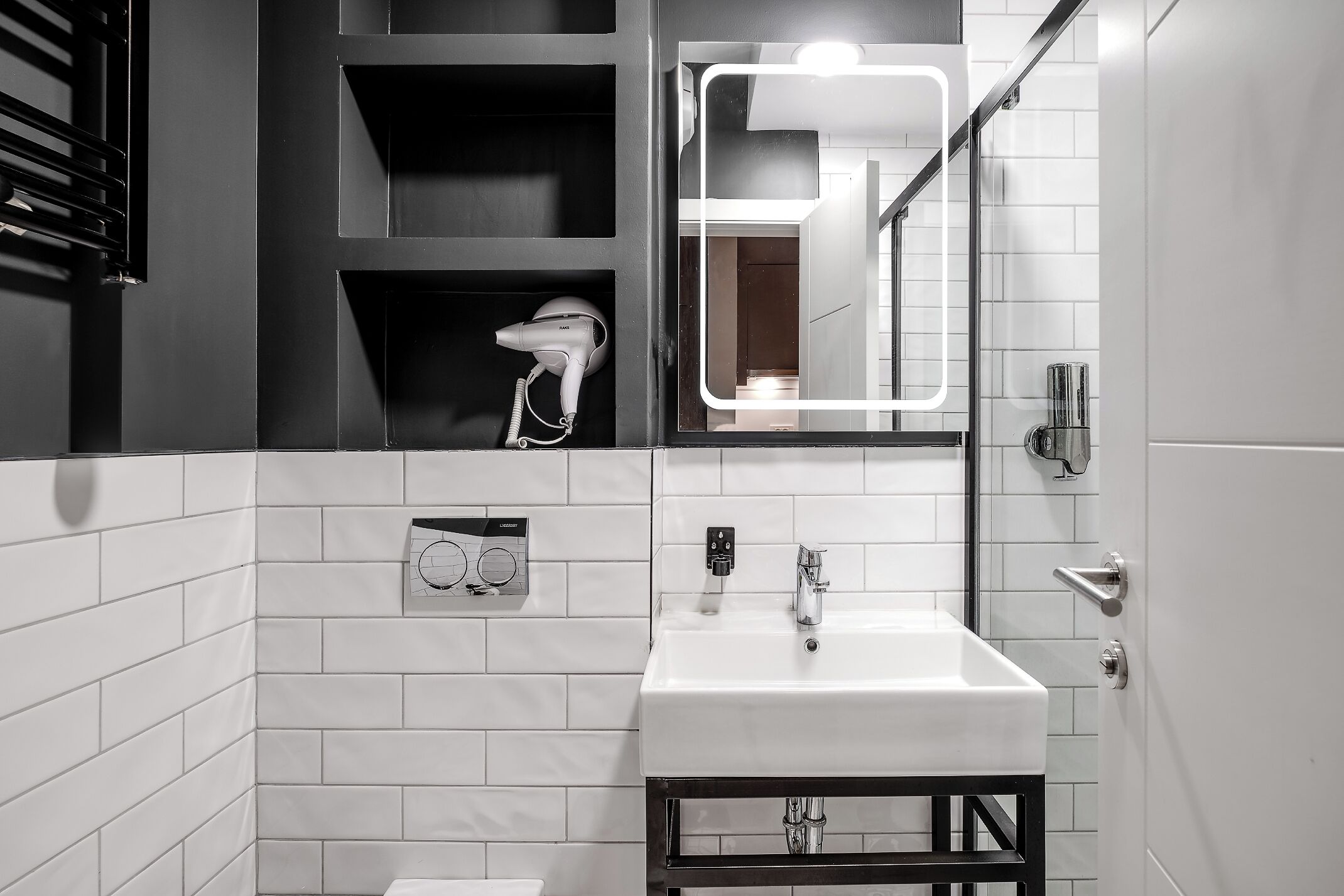 deluxe room | bathroom | shower, rainfall showerhead, free toiletries, hair dryer