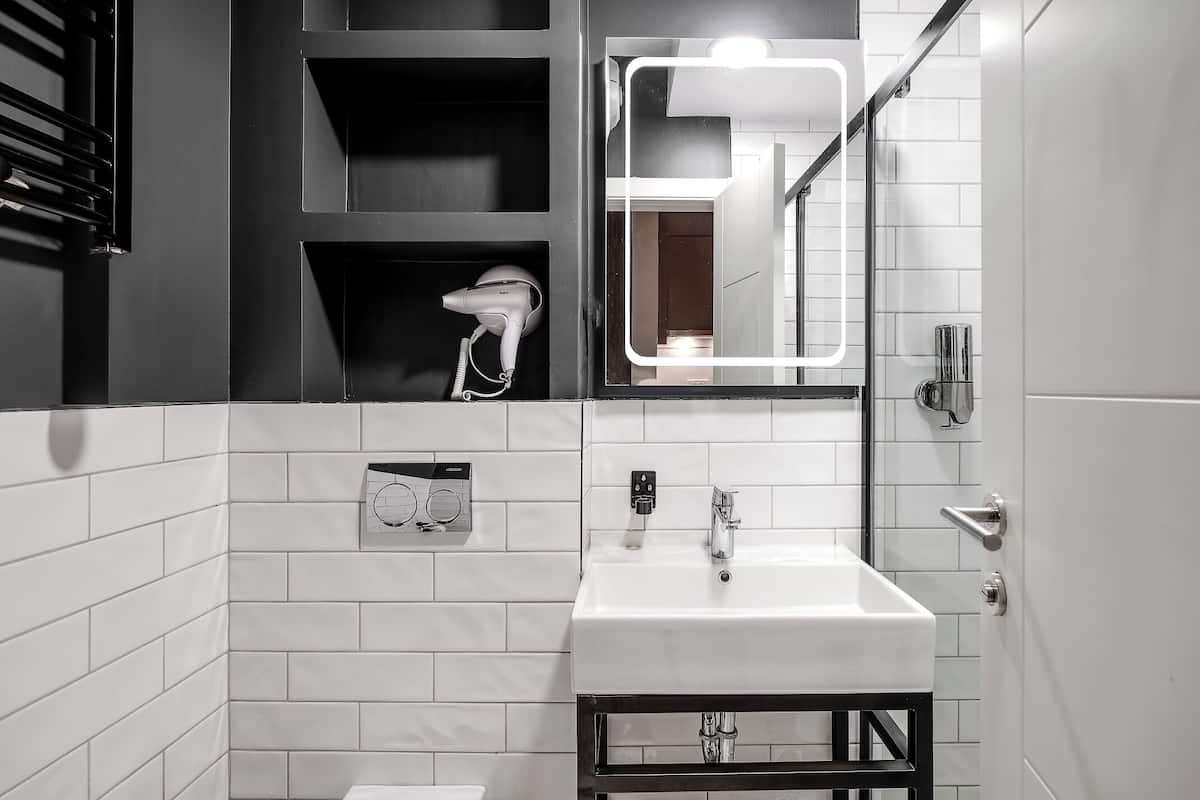 deluxe room | bathroom | shower, rainfall showerhead, free toiletries, hair dryer