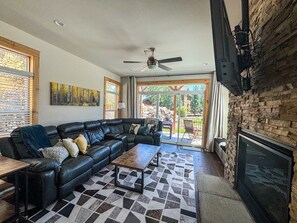 Una Smart TV, una chimenea, libros