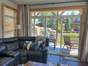 Smart-tv, een open haard en boeken