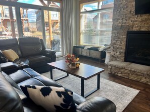 Een smart-tv, een open haard en boeken